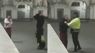 Sereno regala su abrigo a anciano que temblaba de frío en medio de la noche (VIDEO)