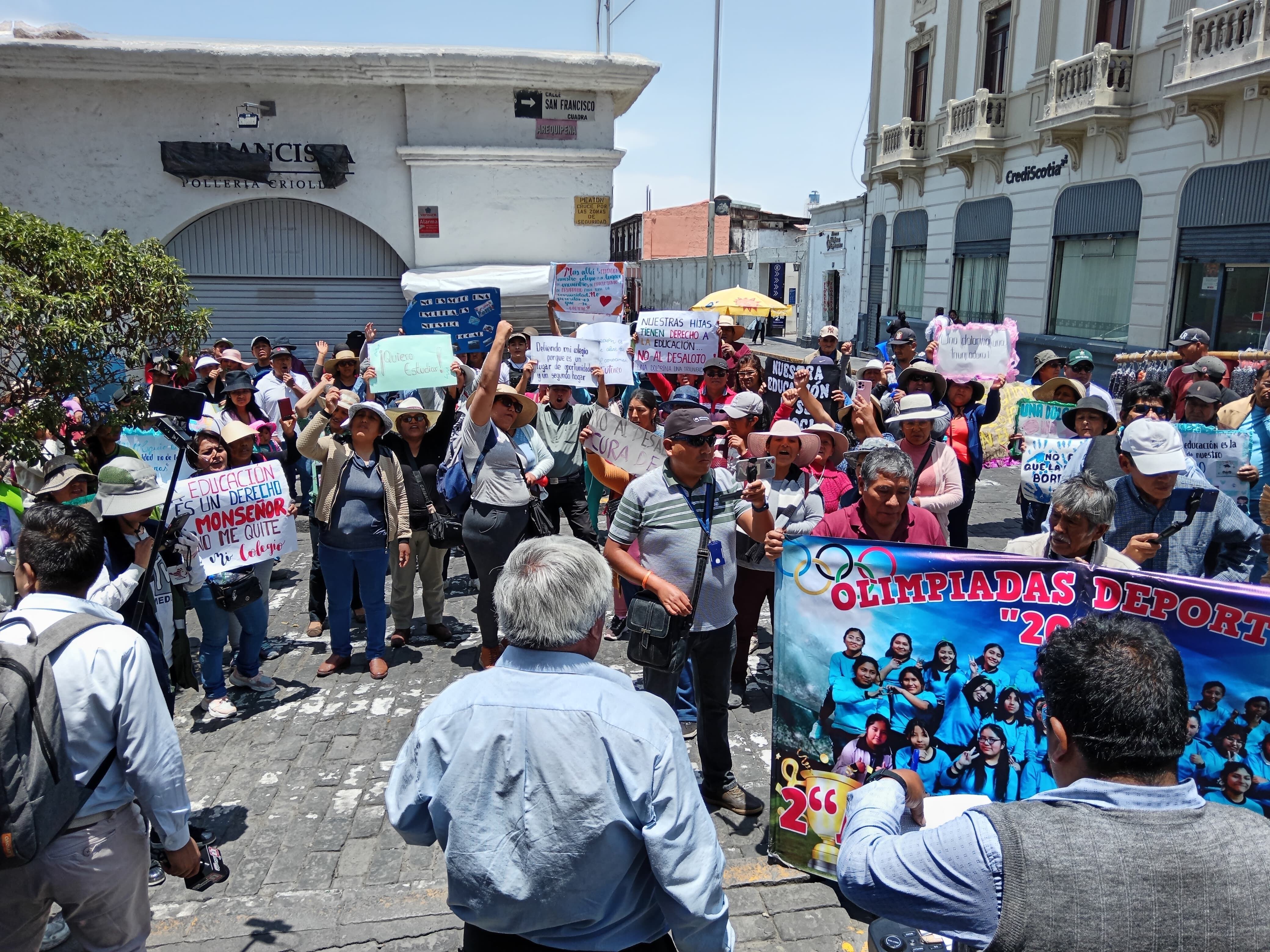 Padres del colegio Dolores protestaron frente al Arzobispado de Arequipa. Foto: GEC.