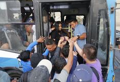 Manifestantes bajan de colectivos y buses a pasajeros durante paro de transportistas