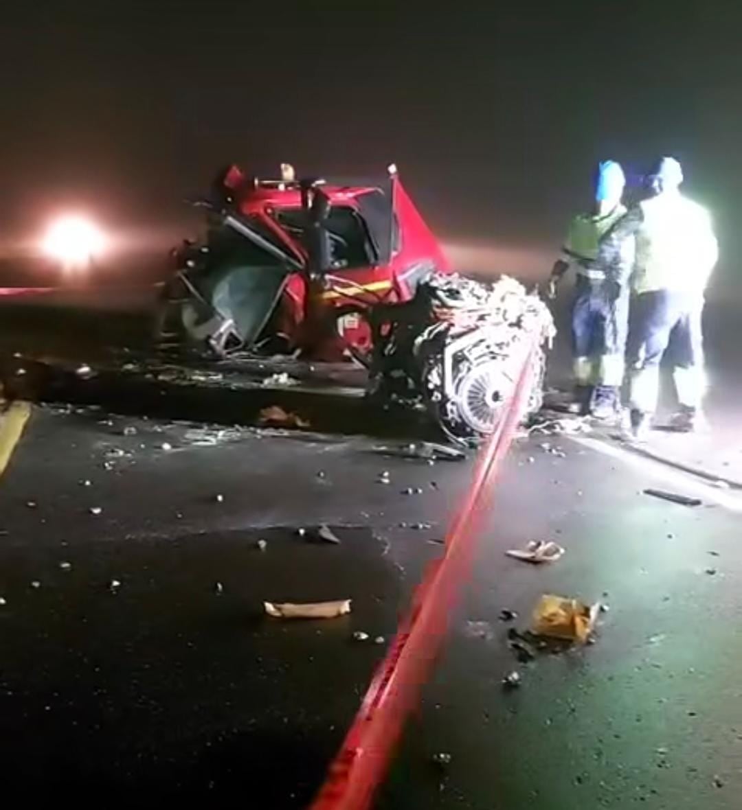 Camión cisterna quedó partido en dos, tras impacto con tren, en Cocachacra, Islay. Foto: Difusión.