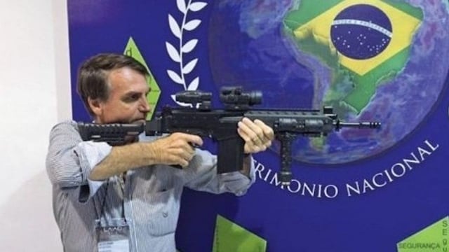 Jair Bolsonaro prohíbe el uso de fusiles para civiles