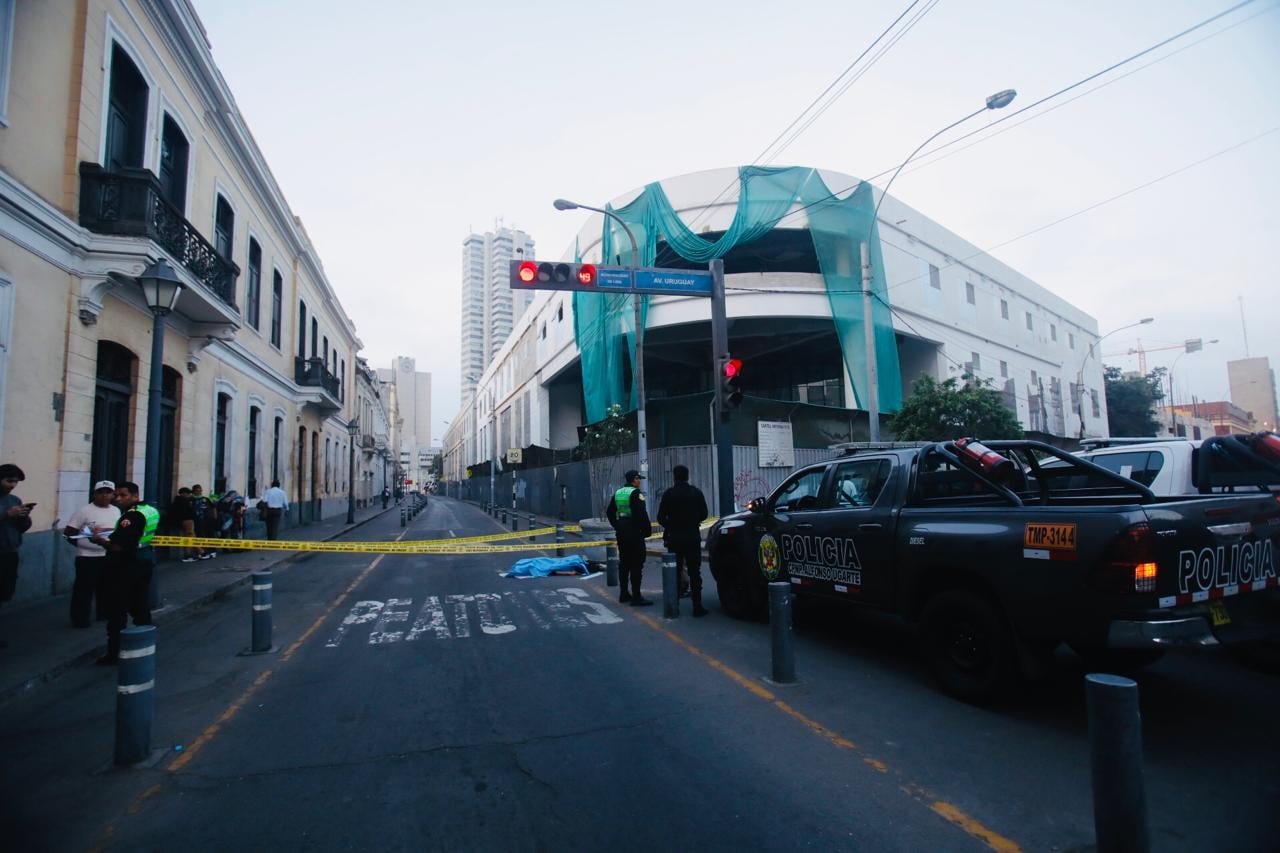 El accidente se registró en la intersección de los jirones Pachitea y Uruguay, cerca de la plaza San Martín. Fotos:@photo.gec