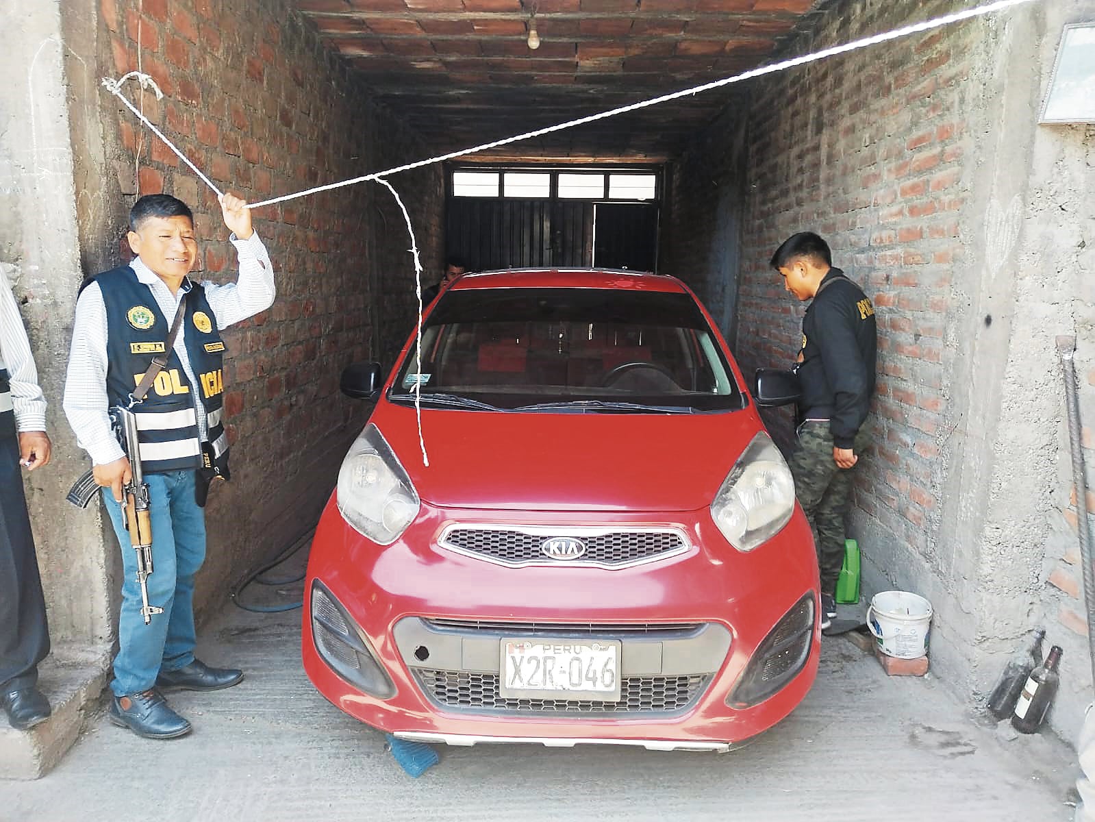 Vehículo usado en asaltos a negocios. Foto: GEC.