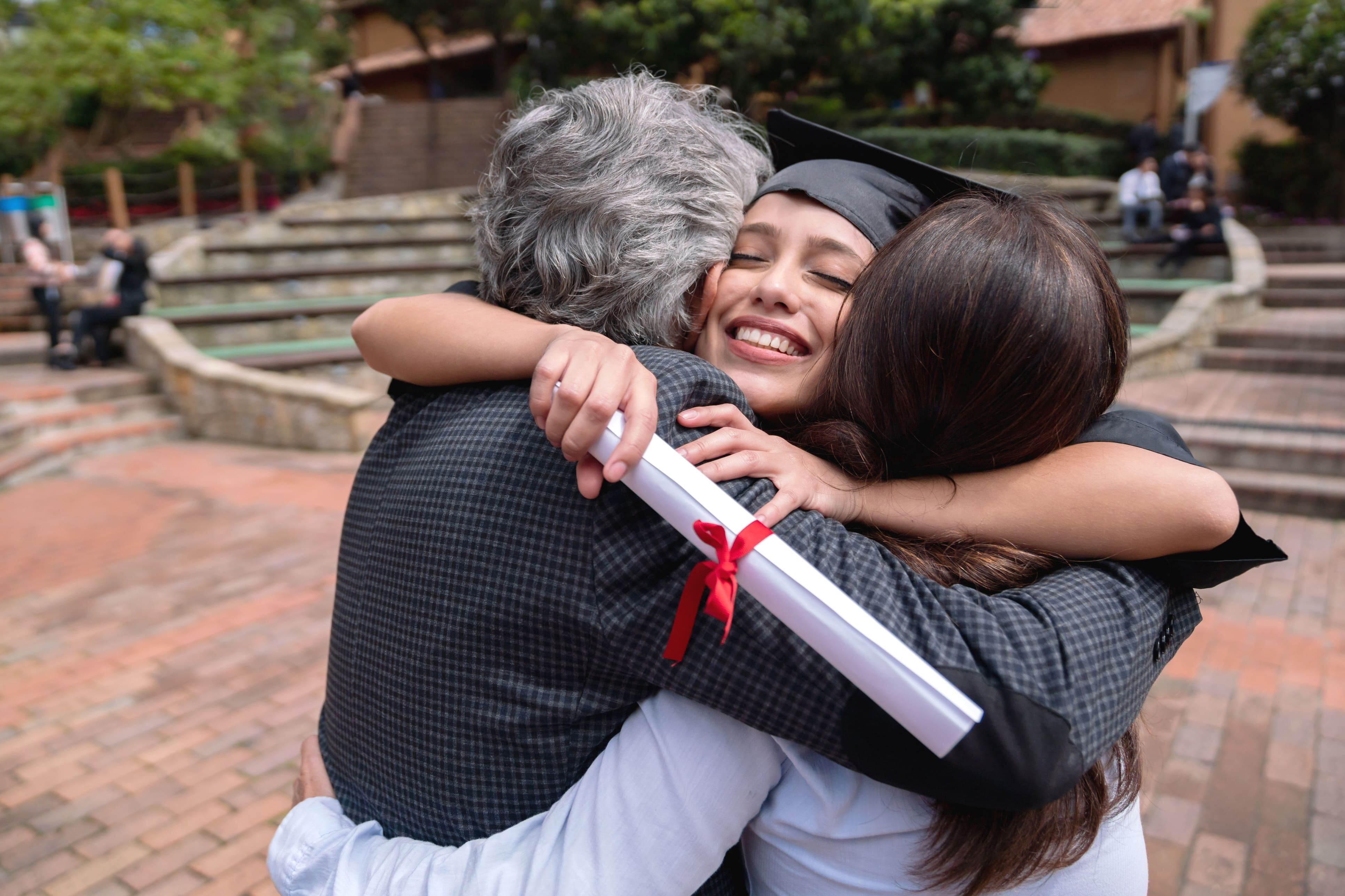 En Perú, menos del 40% de los jóvenes transita de la secundaria a la educación superior. Y la economía es uno de los principales factores.