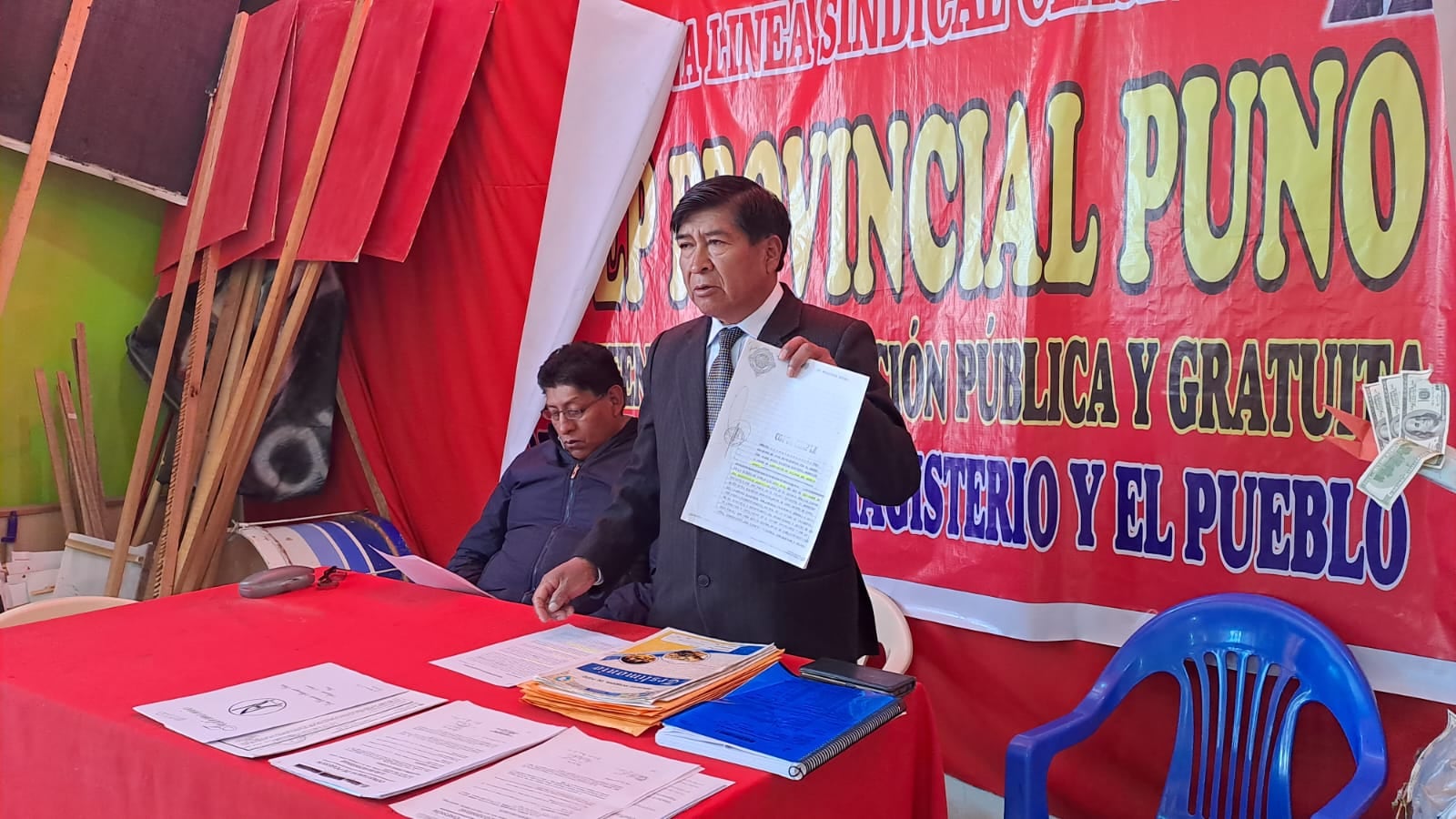 Dirigente advierte a la población puneña en general no dejarse engañar. Foto/Javier Calderón.