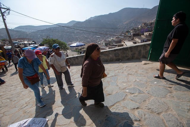 Electores suben empinadas pendientes para votar en colegio de Pamplona Alta (Fotos: Fernando Sangama / @photo.gec)