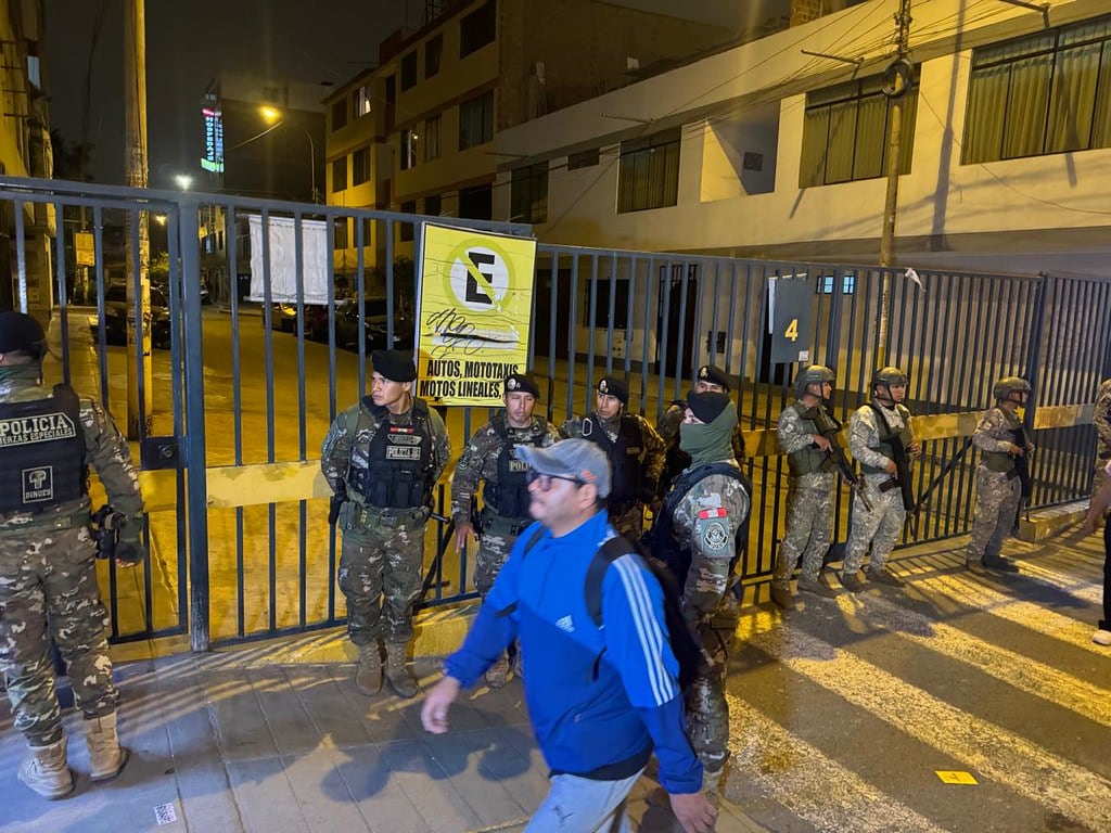 El viceministro Jorge Cárdenas y el ministro Miguel Espichán encabezaron acciones en San Juan de Miraflores, Villa María del Triunfo y Villa El Salvador durante la madrugada. (Foto: Mininter)