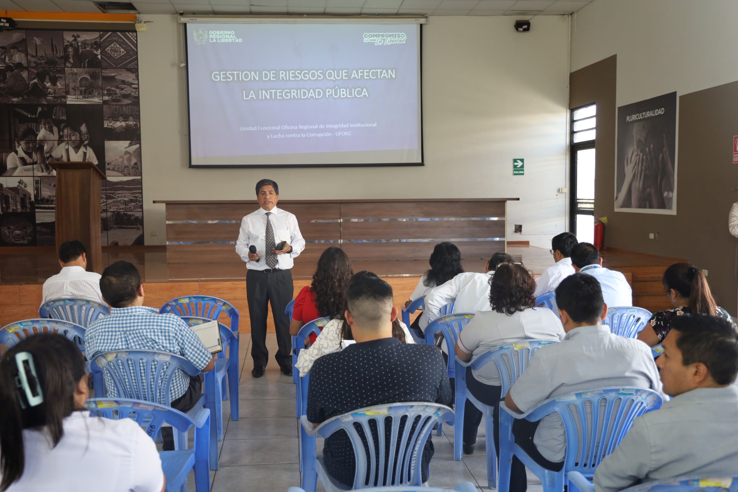 Los funcionarios y servidores participaron en una jornada de capacitación, como parte de una estrategia de la Gerencia Regional de Educación.