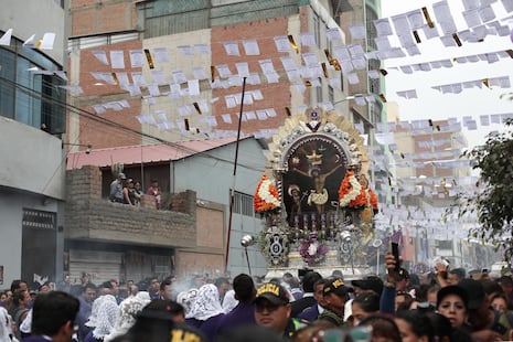 Señor de los Milagros: Fiscalizadores y ambulantes se enfrentan tras el tercer recorrido