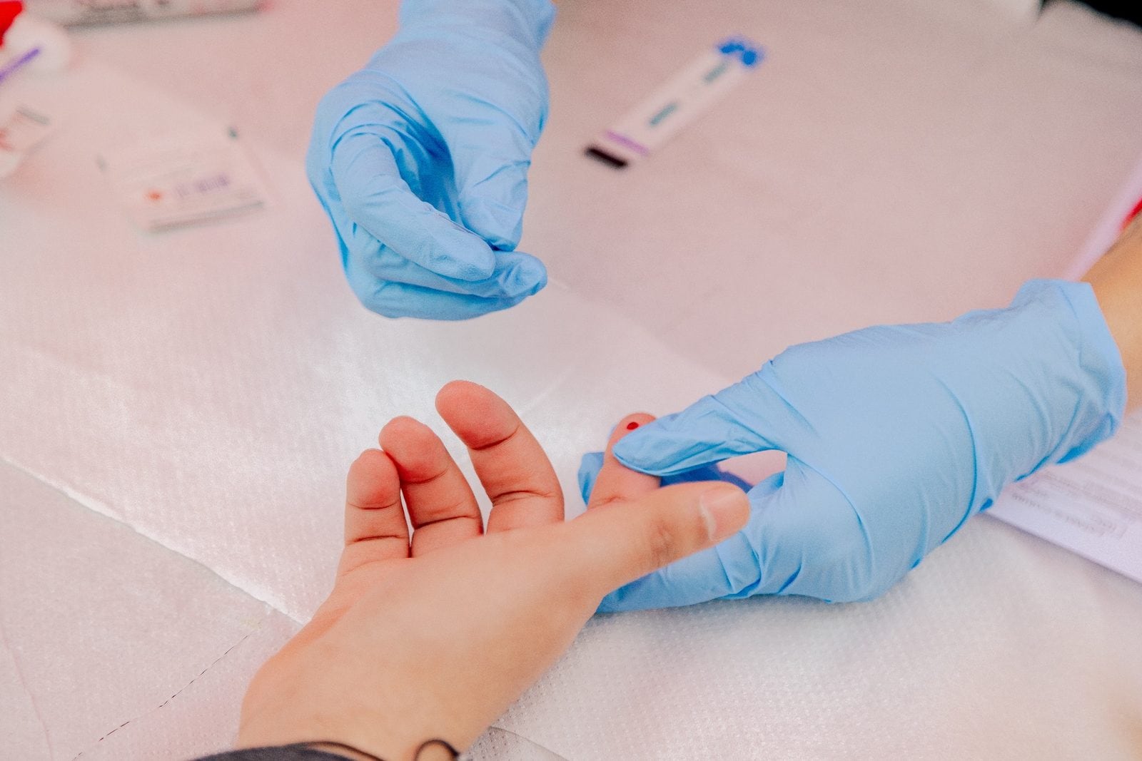 La infección puede avanzar sin síntomas y transmitirse durante el embarazo. Especialistas destacan la importancia de las pruebas, el uso del preservativo y el tratamiento oportuno.