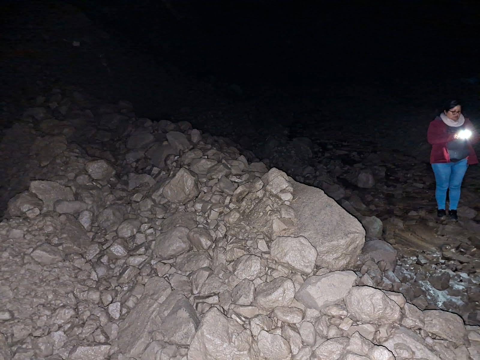 Derrumbe bloquea vía Huambo-Canco-Ayo en Caylloma. Foto: Municipalidad de Huambo.