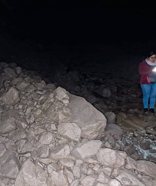 Derrumbe bloquea vía Huambo-Canco-Ayo en Caylloma. Foto: Municipalidad de Huambo.