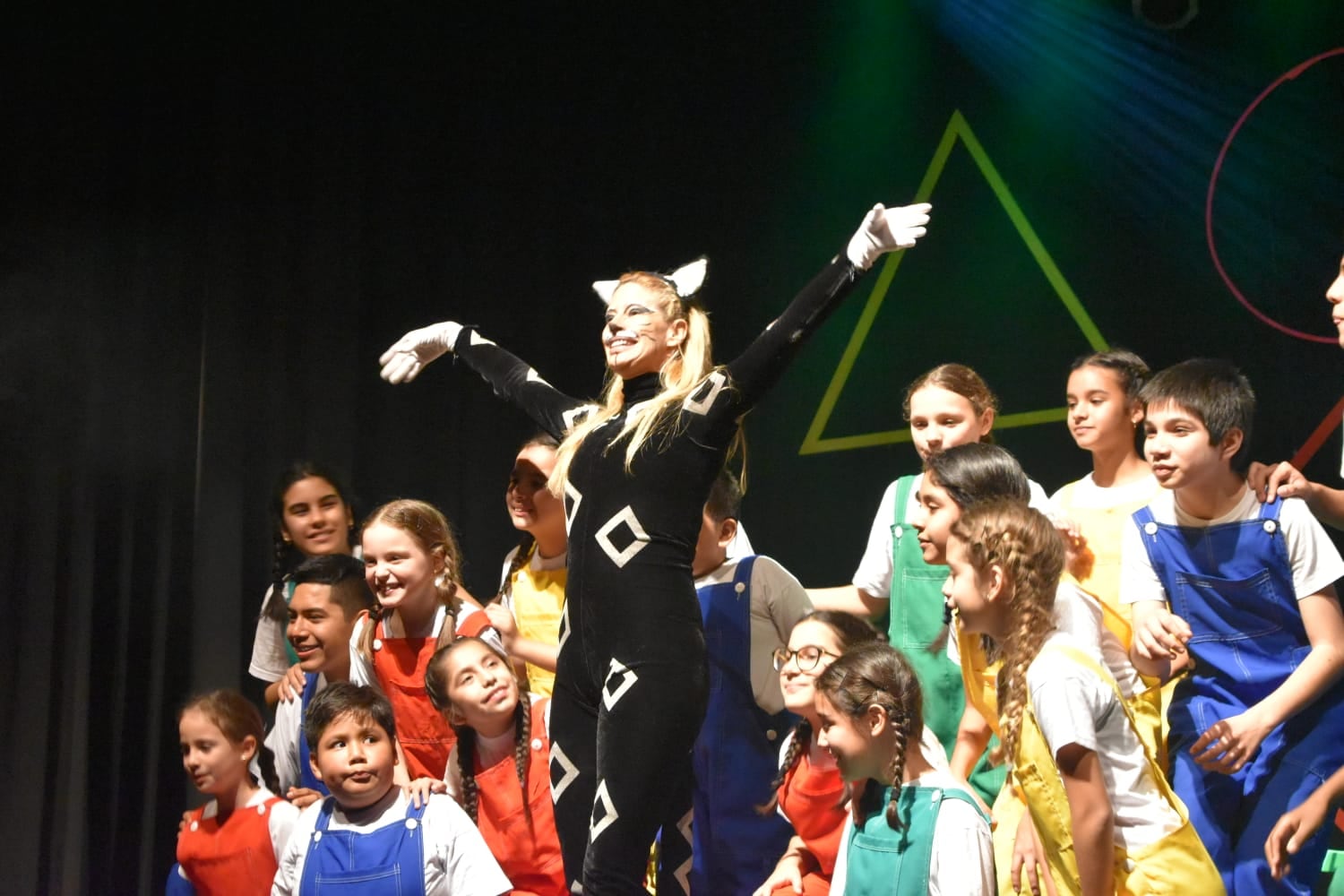"Saltimbanquis en la ciudad" del 15 de agostó al 27 de septiembre en el Teatro Mario Vargas Llosa.