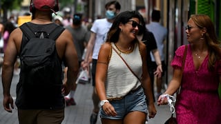 Españoles ya no están obligados a llevar mascarillas, pero algunos la usan por precaución