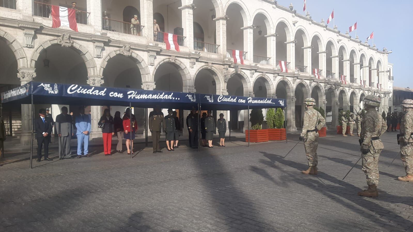 Autoridades participaron del izamiento en la Plaza de Armas. (Foto:GEC)