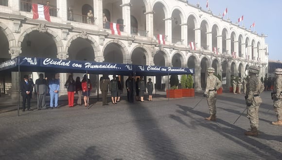 Autoridades participaron del izamiento en la Plaza de Armas. (Foto:GEC)