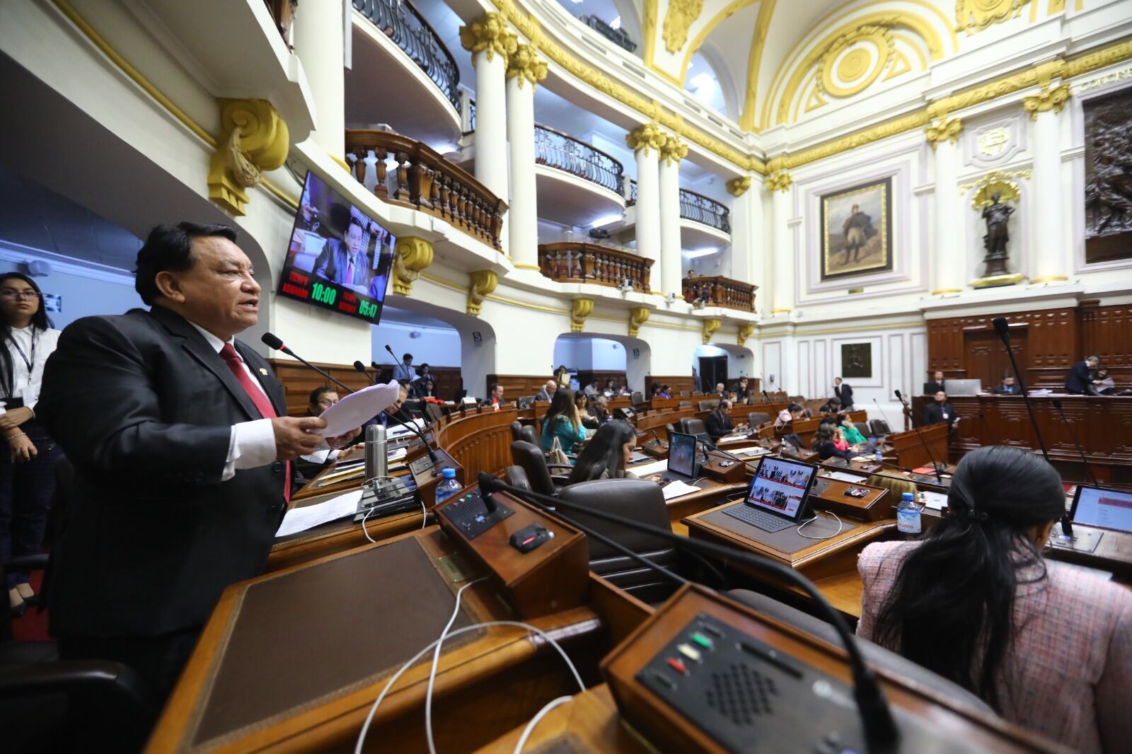 José Luna Gálvez, hoy congresista de la República, también es investigado junto a su hijo por integrar presuntamente una red criminal.