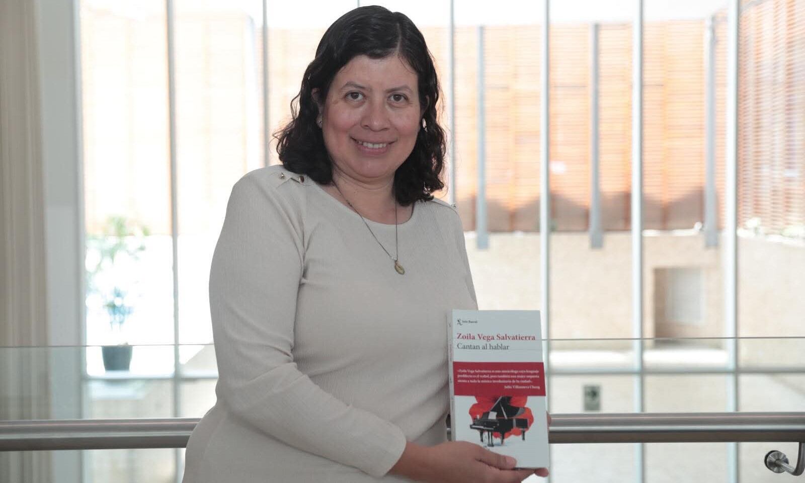 Zoila Vega Salvatierra presenta su libro de relatos "Cantan al hablar".