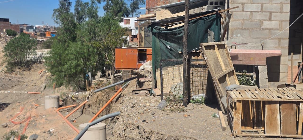Viviendas al borde del abismo en Cayma y vecinos deben esperar hasta agosto para una respuesta (Foto: Omar Cruz)