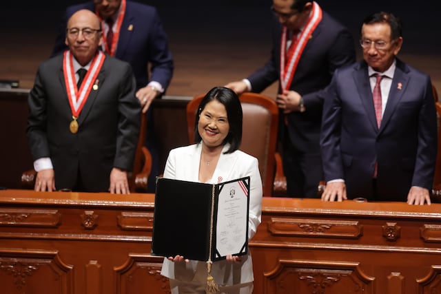 Keiko Fujimori recibió sus credenciales del JNE