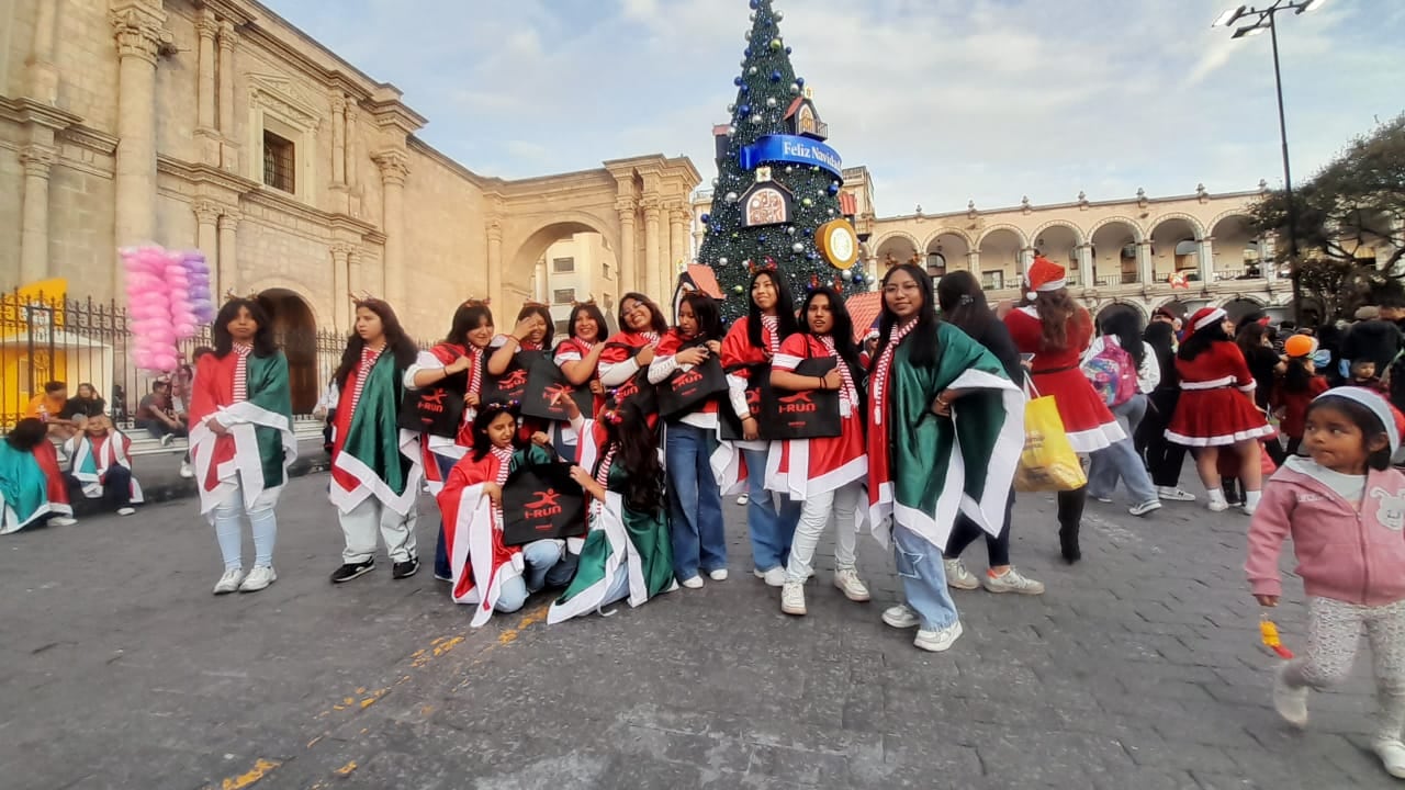 Parte de la delegación que llegó a la Plaza de Armas. Foto: Fanny Arotaipe.