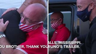 Dwayne “La Roca” Johnson sorprende a un amigo de toda la vida con lujosa camioneta por Navidad | VIDEO