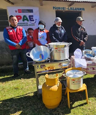 Huánuco: Municipio de Lauricocha entrega cocinas y menajes a instituciones educativas