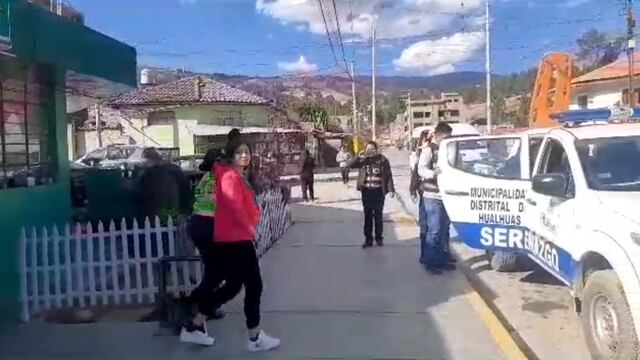 Huancayo: Joven engatusa a víctima la saca de discoteca y junto con taxista le roban celular