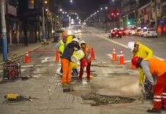 Cuadrilla nocturna para tapar los huecos en las calles de Arequipa
