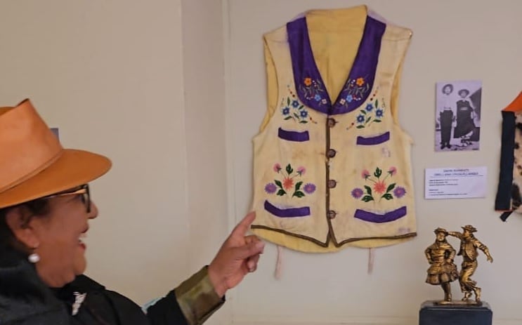 Exhibición de chalecos de gran valor cultural