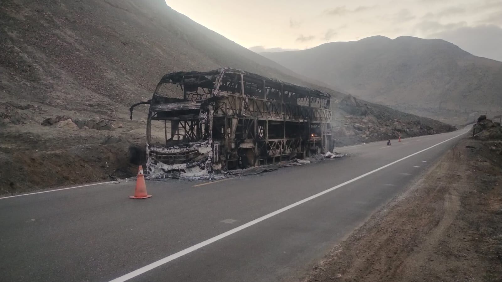 El fuego consumió el bus de dos niveles. Foto: cortesía.