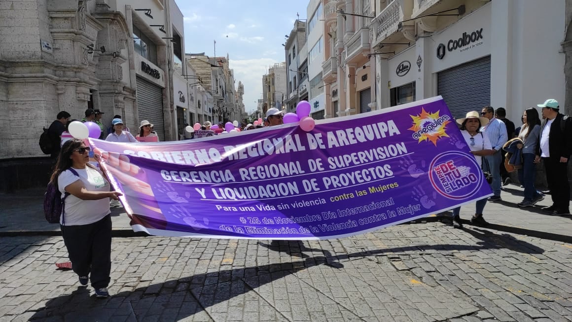 Decenas se sumaron a pasacalle para eliminar la violencia contra la mujer. (Foto: GEC)
