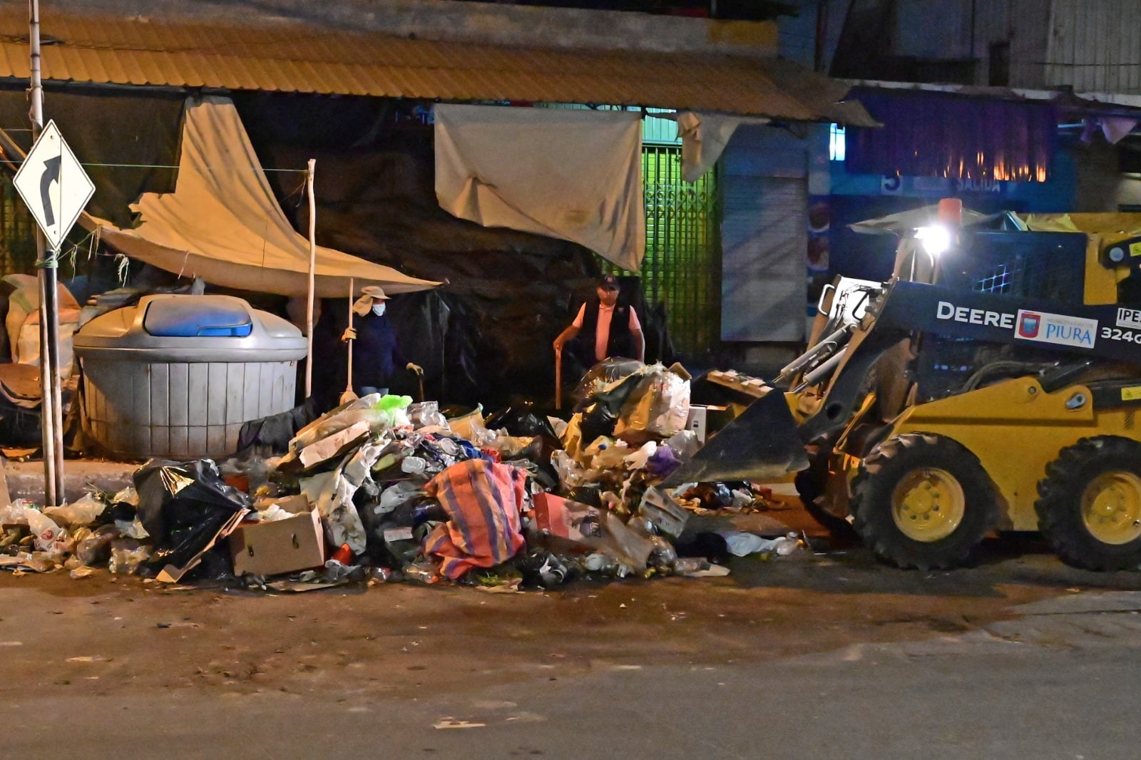 Operativo de limpieza en mercado de Piura