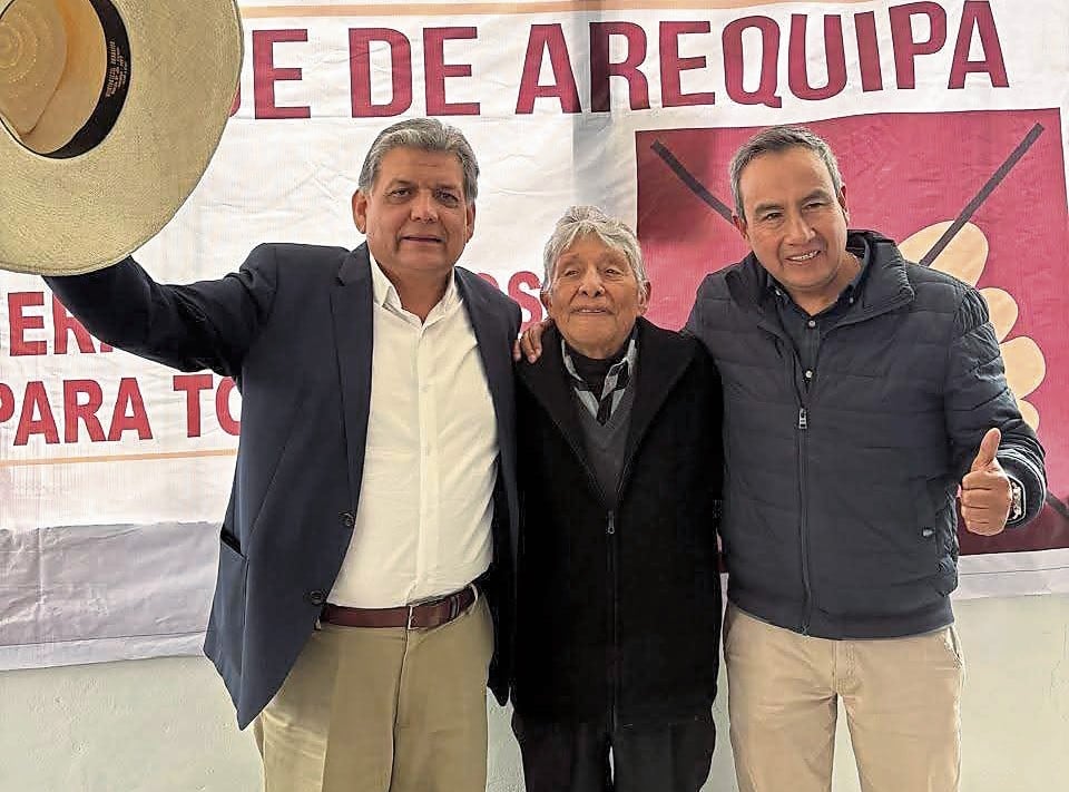 Candidatos se "cuelgan" de Juan Manuel Guillén para campaña en Arequipa (Foto Alfredo Álvarez)