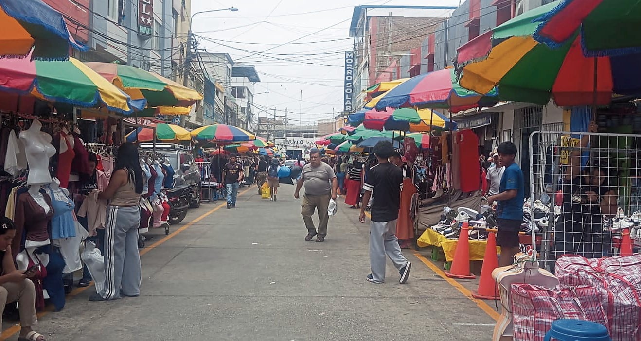Comerciantes informales ocupan parte de la calle Teniente Pinglo.
