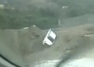 Intensas lluvias que se registran en la provincia de Pataz provocaron el accidente y autoridades realizan trabajos para habilitar la carretera que quedó bloqueada.