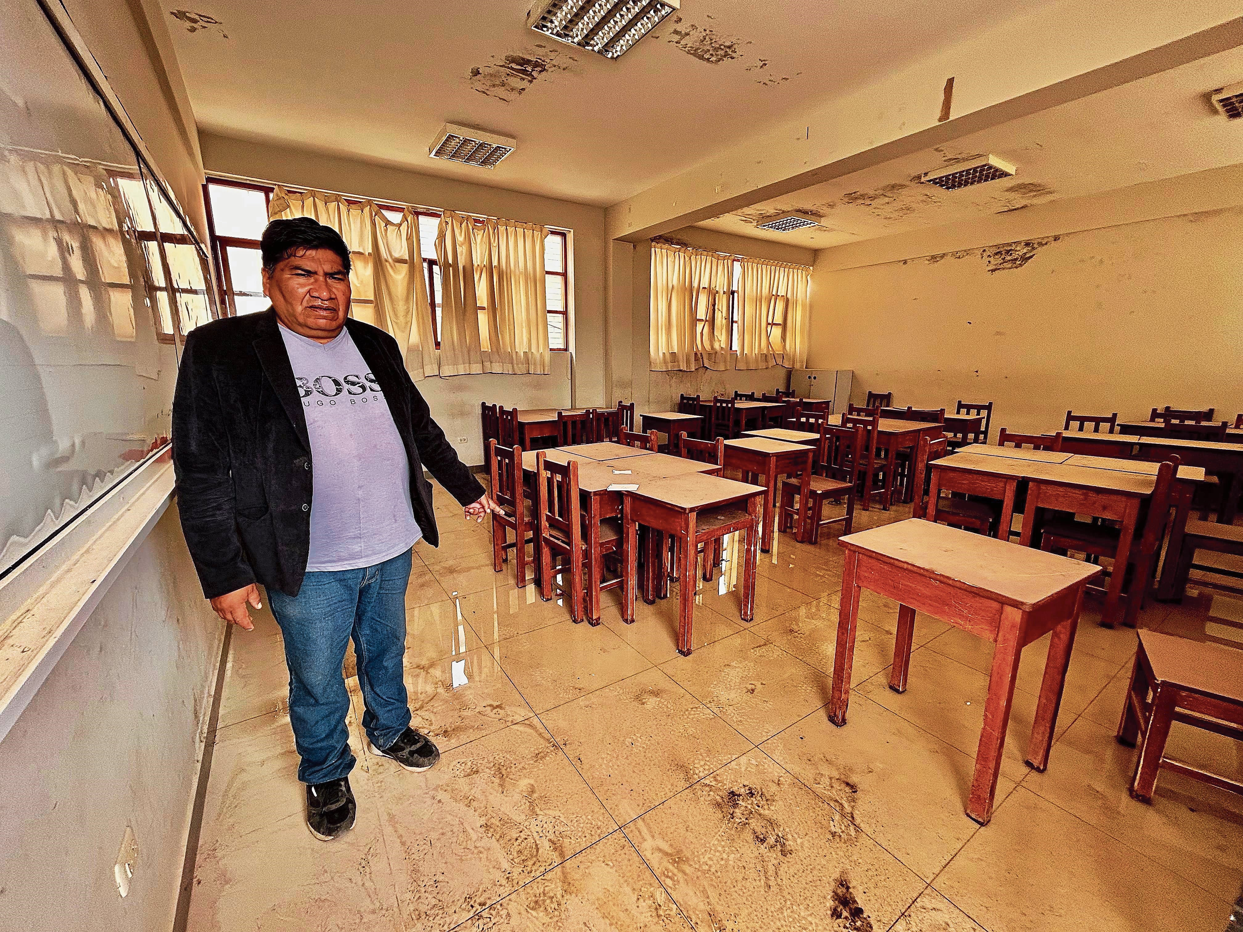 Agua se filtra en clases, dañando mobiliario escolar. (Foto: GEC)