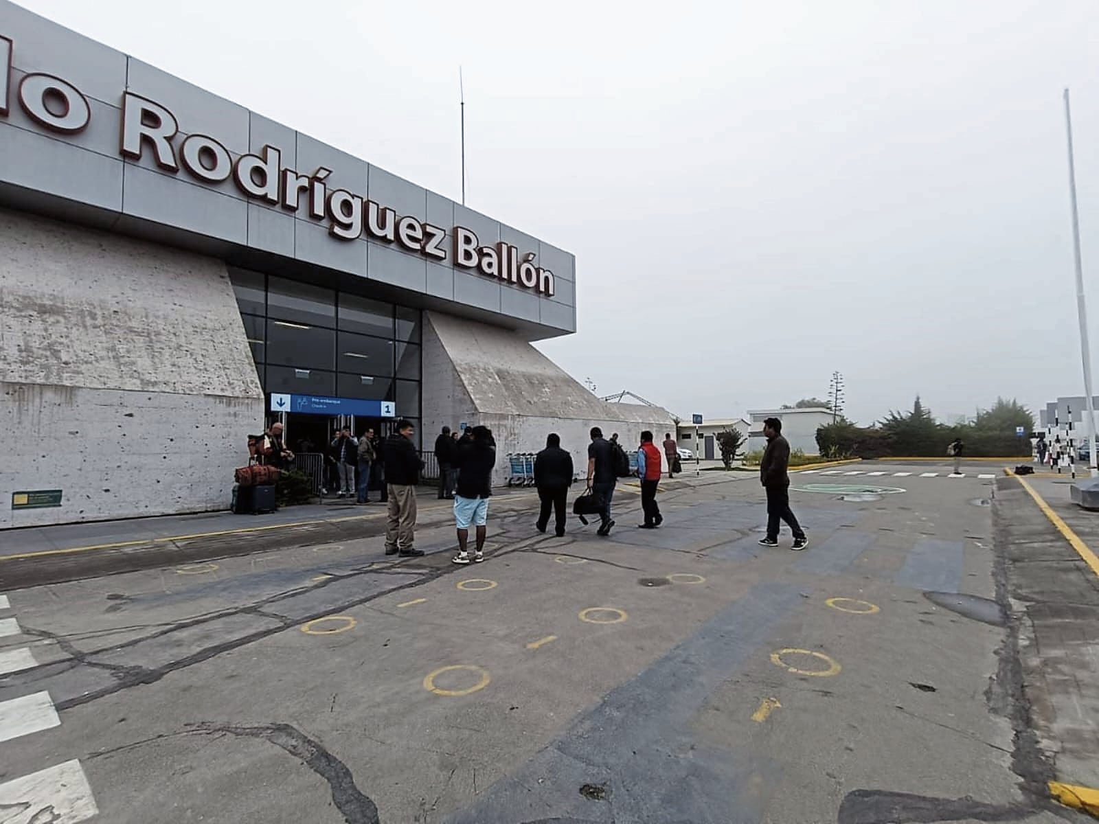 Mal clima en la ciudad impide la llegada y salida de vuelos. Foto: GEC.
