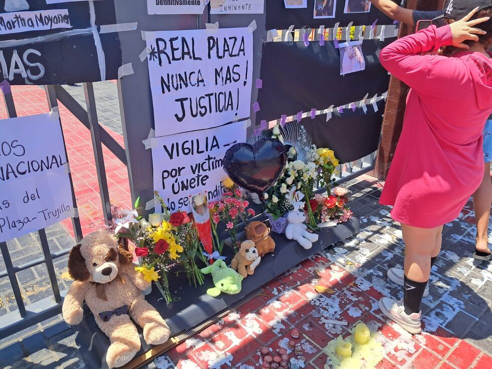 La noche del sábado se realizó una vigilia en los exteriores de Real Plaza Trujillo.