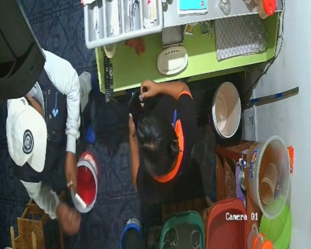 El hombre ingresó al local con gasolina. Foto: captura video.