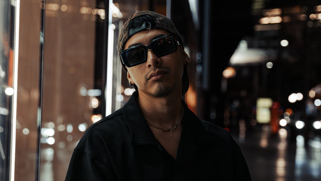 El artista peruano ha abierto conciertos de figuras internacionales como Nicky Jam, De La Ghetto y J Quiles mientras desarrolla su proyecto musical en Australia.