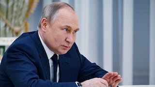 Vladimir Putin se someterá a una operación por un cáncer y entregaría el poder