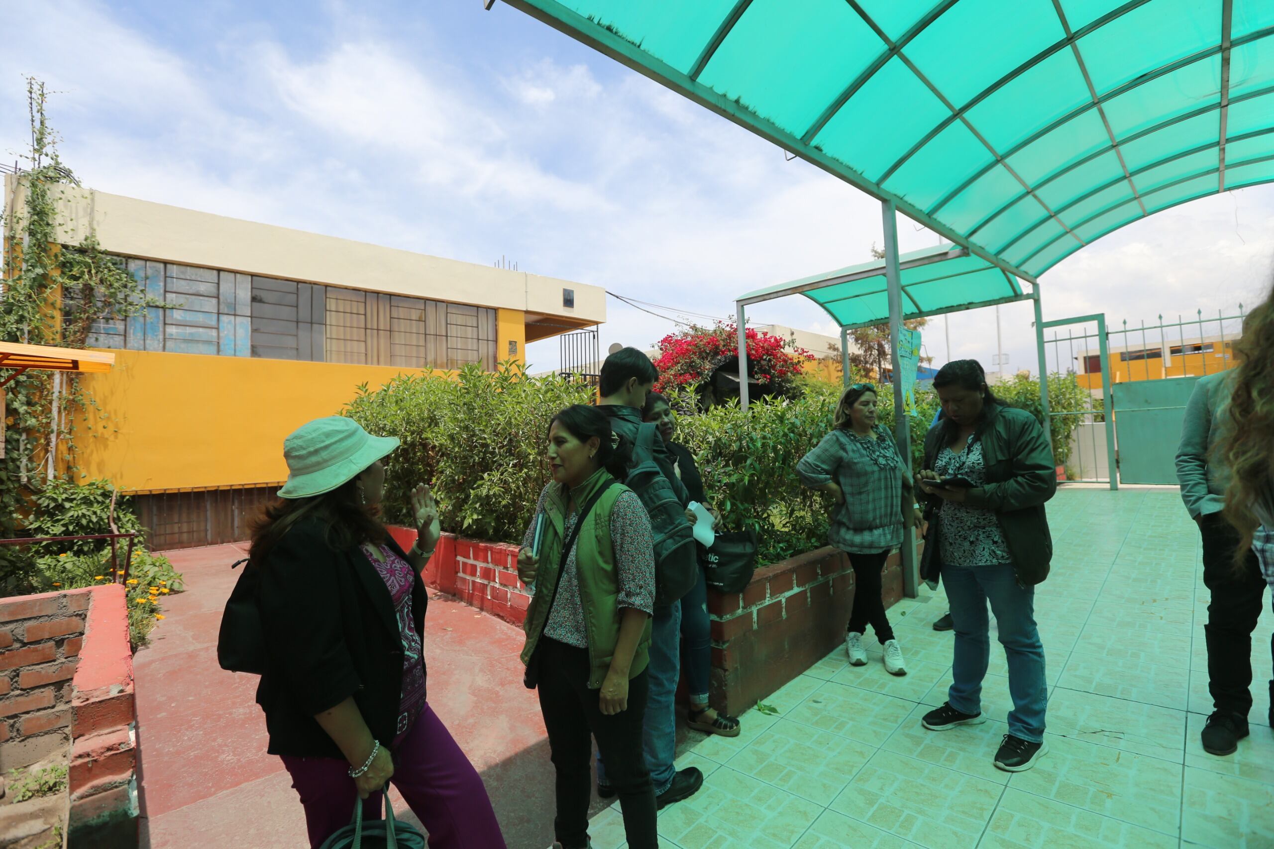 Padres de familia en el colegio Arequipa. Foto: Leonardo Cuito.