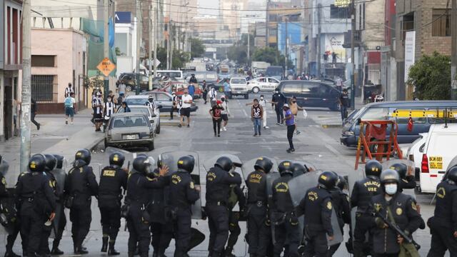 Hinchas de Alianza Lima se enfrentan a policías en alrededores del Estadio Nacional (VIDEO)