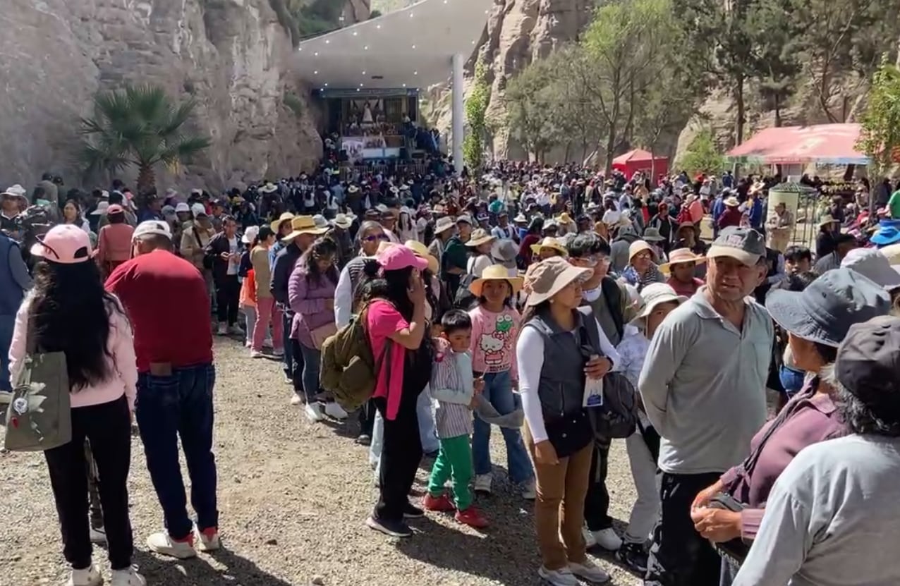 Miles de feligreses peregrinaron al santuario de Charcani para agradecer y pedir la bendición de la Virgen de Chapi (Foto: GEC)