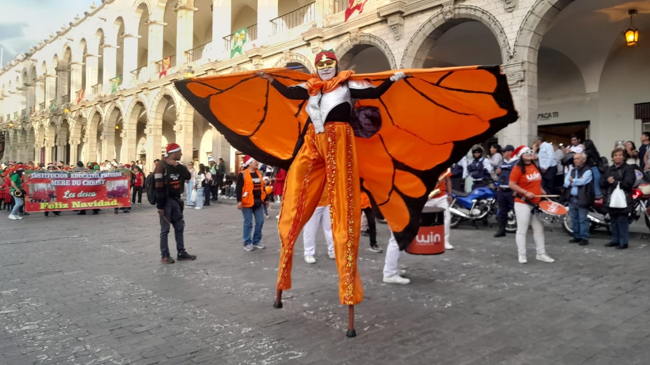 Personaje colorido en el pasacalle de Navidad. Foto: Fanny Arotaipe.