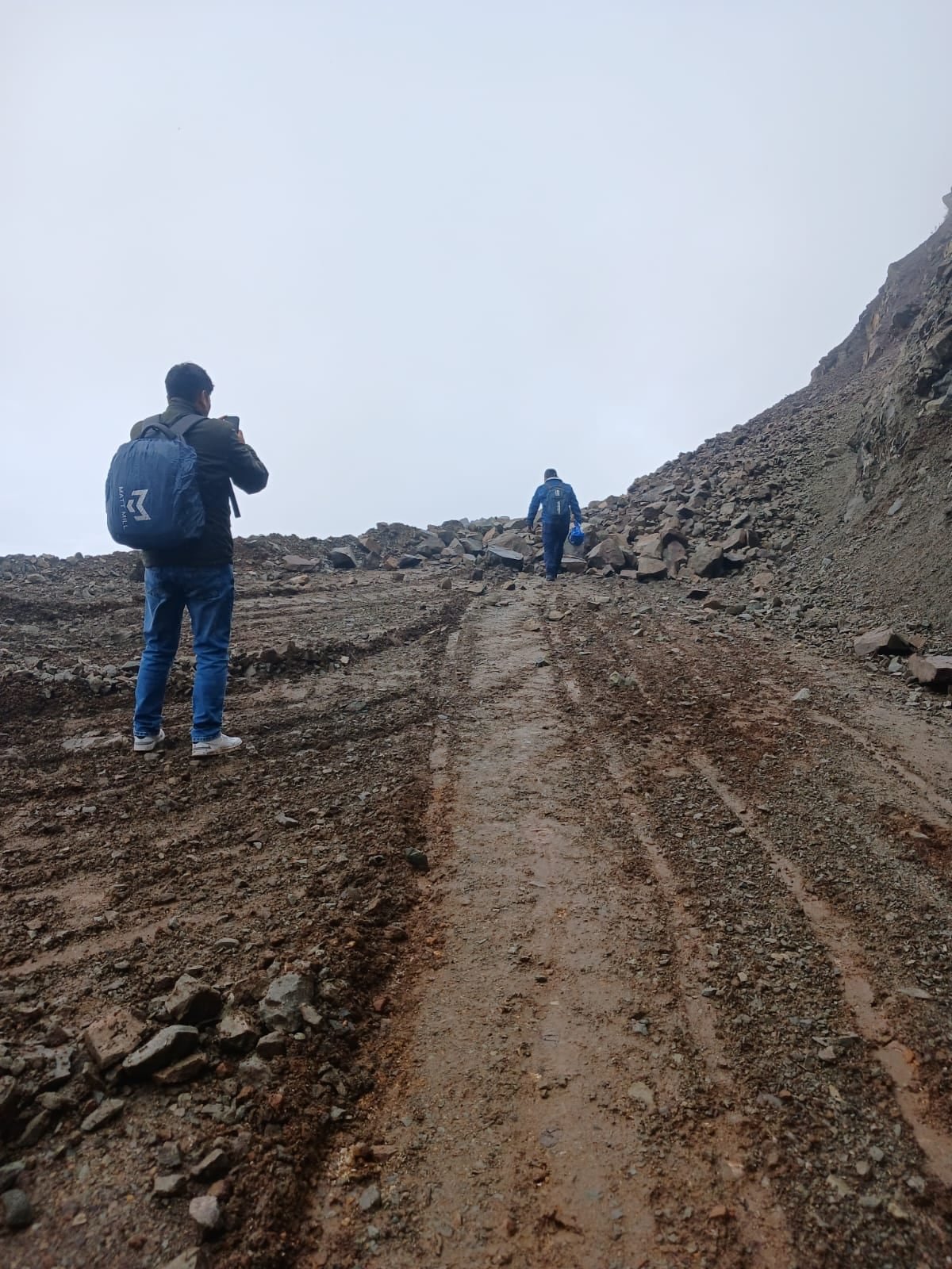 Deslizamiento de piedras en el anexo de Llanca impide el tránsito vehicular. (Foto: Municipalidad de Choco)