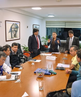Mesa de diálogo entre transportistas y alcaldesa de Arequipa, Ruccy Oscco. Foto: Municipalidad Provincial de Arequipa.