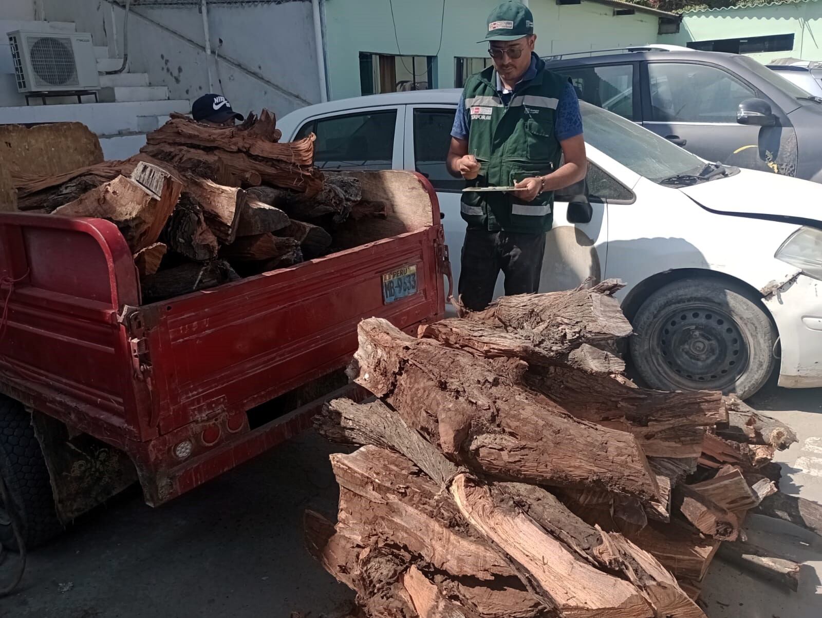 Serfor decomisó palo santo y leña de algarrobo en Piura