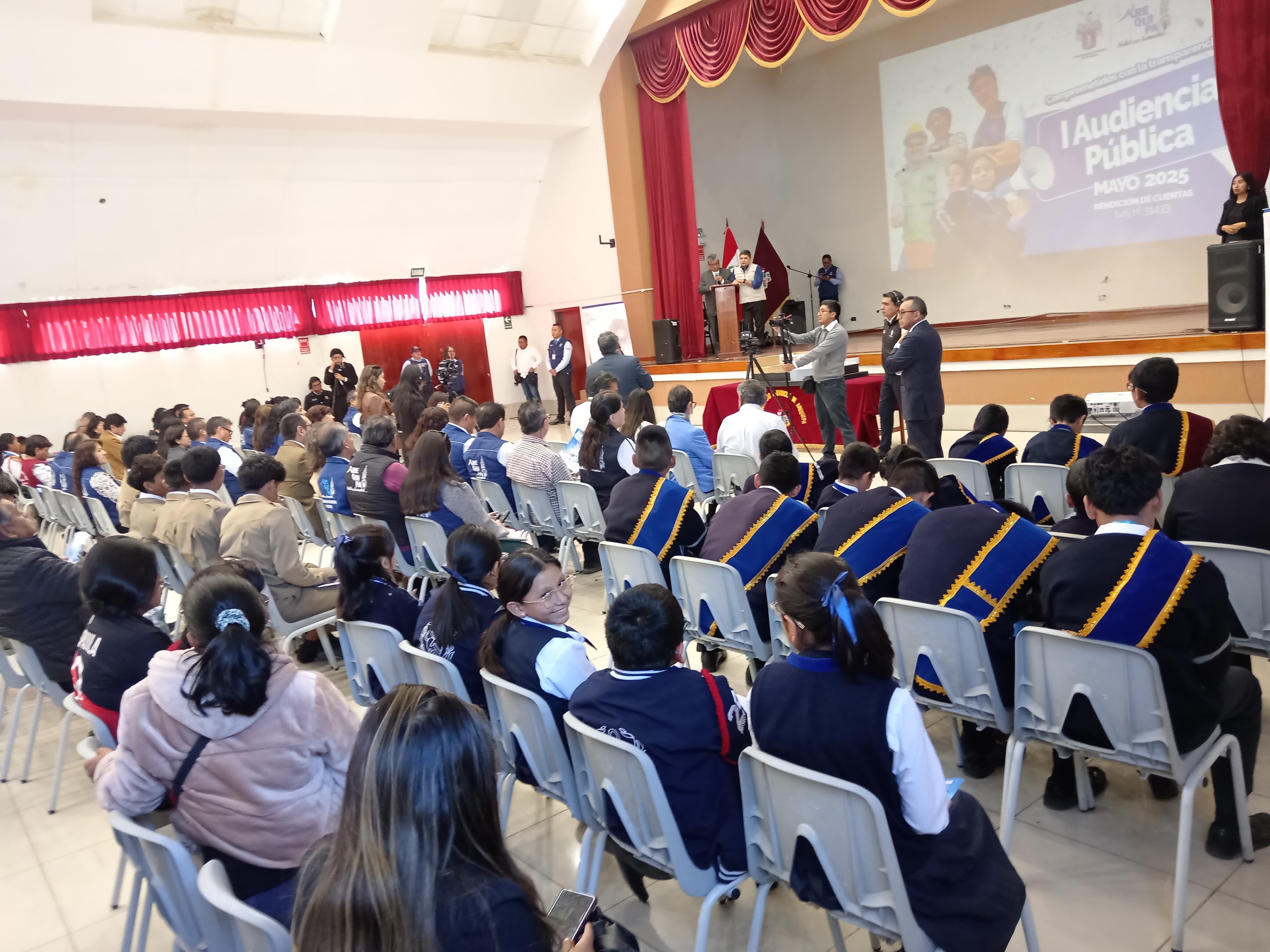 Audiencia pública de rendición de cuentas en el auditorio del colegio Juana Cervantes. Foto: GEC